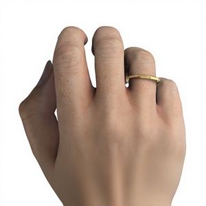 Anillo Minimalista de Oro de 18K y 14K con Diamante Cultivado en Laboratorio de Corte Brillante Redondo, Anillo de Boda Asimétrico con Pavé, Anillo Apilable de Borde Plano - Product Image 1
