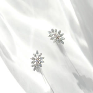 Boucles d'oreilles flocon de neige en or 14 carats avec diamants, vente en gros de bijoux fins, fabricant de bijoux, boucles d'oreilles personnalisées avec design flocon de neige, OEM ODM - Product Image 1