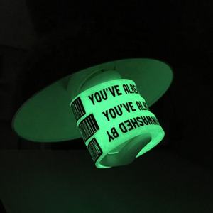 Pulsera de competición deportiva para correr redonda luminosa de silicona fluorescente de color personalizado impresa UV al por mayor para adultos - Product Image 2