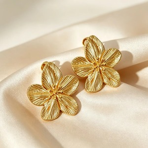 Boucles d'oreilles clips en acier inoxydable couleur or 18 carats, hypoallergéniques, motif floral texturé, pour femmes - Product Image 2