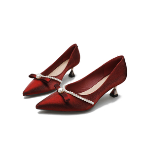 Chaussures de mariage rouges pour femmes, nouvelle collection 2026, style français, en satin de soie, à bout pointu, à enfiler, avec nœud perlé, talons moyens étroits - Product Image 1
