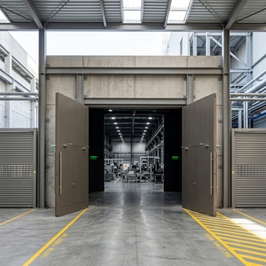 Portes coupe-feu isolées en acier extra-larges, résistance au feu de 90 minutes, certifiées ISO9001 pour les gymnases, les usines industrielles, les centres de conférence - Product Image 2