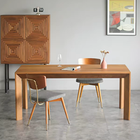 Table à manger assemblée sur mesure, plateau en placage de chêne blanc, pieds en chêne massif, style nordique, usage domestique, commercial, bureau, hôtel, villa, entrée