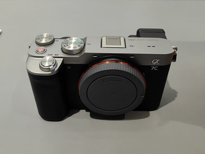 กล้องมิเรอร์เลส Sony A7C มือสอง ฟูลเฟรม เมาท์ E ความละเอียด 24.2MP ถ่ายวิดีโอ 4K ระบบกันสั่น 5 แกน ระดับ A - Product Image 1