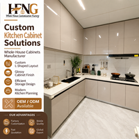 Meuble de cuisine beige brillant avec armoires murales pleine hauteur et plan de travail d'angle sans joint pour projets résidentiels modernes