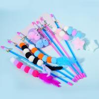 Vente en gros d'usine : Jouet interactif pour chat, baguette de chat en peluche avec chatouilleur, motif chenille et lapin, avec cordon élastique et clochette