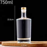 Bouteille à vin transparente rayée en verre blanc cristallin de 500 ml avec bouchon en verre et logo « montagne » au fond pour l'emballage des spiritueux