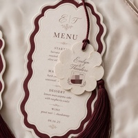 Undangan Pernikahan Berlapis dengan Kartu Menu Kertas Foil Emas Custom, Huruf Bunga Bergelombang Mewah, Rumbai Sutra, dan Desain Die-cut