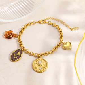 Bracelet à breloques tendance plaqué or avec pendentifs fleur, cœur et soleil pour femme - Product Image 4