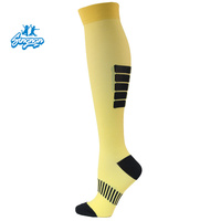 Chaussettes de compression sportives personnalisées pour jeunes, hommes et femmes, respirantes, pour le football, 100 % polyester, écologiques, été, ODM, mi-mollet
