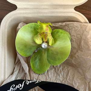 กิ๊บติดผมสไตล์ฝรั่งเศสสุดหรู ลายดอกกล้วยไม้หลากสีสัน สำหรับสาวๆ ทำจากผ้า PU ขายดี - Product Image 6