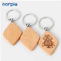 Vente en gros de porte-clés carrés en bois naturel personnalisés avec gravure au laser, logo, pour cadeau promotionnel