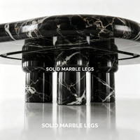 Table basse irrégulière en marbre Nero Marquina de luxe. Pieds cylindriques sculpturaux modernes, écologiques et polis, gris, pour chambre à coucher
