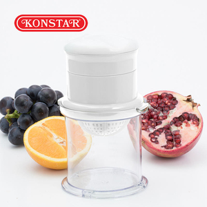 Presse-agrumes manuel compact et abordable avec récipient de stockage en plastique pour jus pressé à froid - Product Image 1