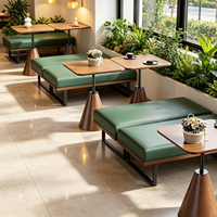 Ensemble de mobilier pour café : Banquettes en cuir PU et bois massif, tables et chaises commerciales durables pour bistrots et salons de thé