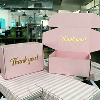 Boîte cadeau personnalisée haut de gamme portable en carton rose pour vêtements, chapeaux, produits de soin, emballage d'expédition, boîte postale avec logo en feuille d'or