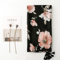 Nouveaux foulards en viscose à imprimé floral noir, châles de plage, grands foulards doux en polyester pour femmes, étoles, hijab musulman, foulard à franges