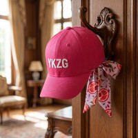 Casquette de baseball unisexe rose en tissu Oxford Dobby 5 panneaux 100 % coton avec logo personnalisé, ruban floral en forme de feuille et nœud papillon pour l'été et les vacances à la plage