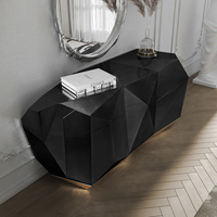 Buffets modernes multifonctionnels écologiques durables en laque noire avec intérieur en feuille d'or et base plaquée laiton, côtés en diamant facetté