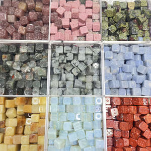 Grosir kerajinan batu kristal alami batu permata Semi berharga properti mainan permainan patung realistis ukir dadu kuarsa - Product Image 3