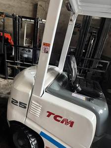 Pneu de chariot élévateur TCM FD25 d'occasion, capacité de 2,5 tonnes, fabrication japonaise, pour la construction et la logistique - Product Image 4