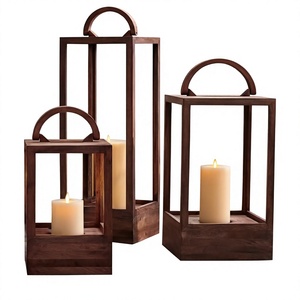 Lanterne en bois naturel faite à la main avec panneaux en verre et impression personnalisable pour la décoration de Noël à la maison, écologique - Product Image 3
