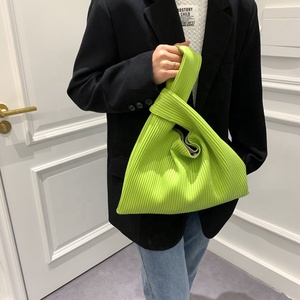 Borsa da polso <span class=keywords><strong>con</strong></span> nodo all'uncinetto fatta a mano in <span class=keywords><strong>pelliccia</strong></span> fatta a mano <span class=keywords><strong>con</strong></span> pochette <span class=keywords><strong>nera</strong></span> da donna in materiale PU di design all'ingrosso - Product Image 3