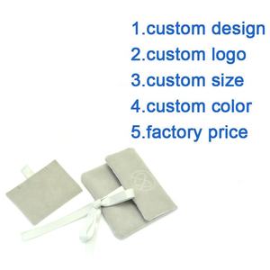 <span class=keywords><strong>Pochette</strong></span> à bijoux enveloppe en daim gris avec logo en relief personnalisé et insertion de panneau de <span class=keywords><strong>carte</strong></span> collier - Product Image 3