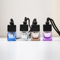 Bouteilles en verre colorées de diffuseur suspendu de voiture de 8ml avec logo personnalisé Bouteille de diffuseur en verre de parfum d'huile essentielle avec couvercle en bois noir