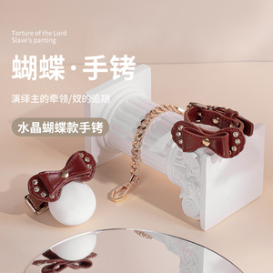 กุญแจมือคริสตัลโบว์หนังสีแดงพร้อมโซ่ ของเล่น BDSM สำหรับผู้ใหญ่ ใช้สำหรับคู่รักเพื่อเพิ่มความโรแมนติก - Product Image 1