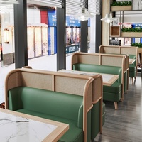 Restaurantmöbel Anpassbar Hochwertige Massivholz-Restaurant-Sitzgruppe Sofa und Rattan-Tisch und Stuhl-Set Restaurant-Einrichtung