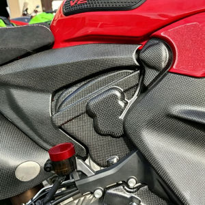 Kits de carénage de moto en fibre de carbone sèche 100% autoclavée OEM, couvre-moteur pour Ducati Panigale V2 2020-2024 - Product Image 6