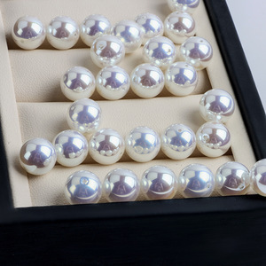 Perlas Sueltas Redondas Blancas Celestiales con Acabado Espejo, Perlas Blancas de Alto Brillo con Orificio de 10 mm para la Elaboración de Joyas - Product Image 1