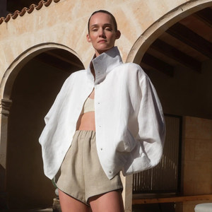 Veste décontractée en lin blanc minimaliste pour femme, coupe ample respirante, col montant, protection solaire, style chic décontracté, vêtement d'extérieur pour l'automne - Product Image 1