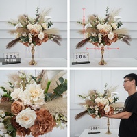 Centro de mesa con bola floral de hierba de pampa artificial y lirios de cala para decoración de mesa de comedor de boda