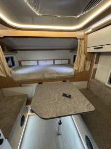 Le nouveau Pioneer FRP Hard-Top 4x4 Off-Road RV 2025 est adapté aux voyages en plein air et au camping en milieu sauvage. - Product Image 5
