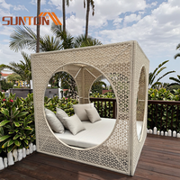 Chaise longue en rotin durable résistante à l'eau pour la piscine, au bord de la piscine, au jardin, au design contemporain, mobilier d'extérieur, villa