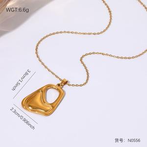 Collier pendentif en acier inoxydable plaqué or 18 carats, finition texturée, motif montagne et soleil, forme géométrique ronde en diamant - Product Image 4