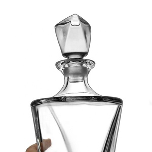 N44 Forma de triángulo único Decantador de whisky de lujo moderno Botella de vidrio transparente de cristal para whisky y <span class=keywords><strong>vino</strong></span> - Product Image 5