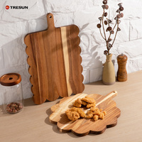 Houten snijplank met decoratieve gegolfde vorm van acaciahout, geschikt voor charcuterie, keukendecoratie, kaas, vlees, fruit en brood.