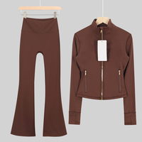 Ensemble de yoga et fitness pour femme de la même marque DF : veste à col montant et pantalon évasé, très extensible et respirant avec trous pour les pouces