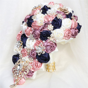 Ramo <span class=keywords><strong>de</strong></span> Flores Multicolor con Diseño <span class=keywords><strong>de</strong></span> Cascada, Gotas <span class=keywords><strong>de</strong></span> Agua, Flores Sostenidas, Oro, Diamantes, Cinta y Rosas, Suministro Transfronterizo - Product Image 2