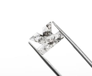 แหวนจี้รูปตัว K ประดับเพชรทรงเกลือพริกไทย 1.23 กะรัต ขนาด 10.1x7.5 มม. เพชรเลี้ยงในห้องปฏิบัติการ รับรองโดย IGI - Product Image 2