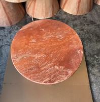 Table basse contemporaine en travertin rouge français, pierre naturelle, design Wabi-Sabi, surface polie, écologique, durable, pour la maison