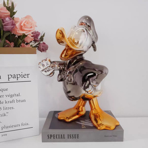 Statuetta Creativa di Paperino in Resina, Decorazione per Soggiorno e Camera da Letto, Finitura Galvanizzata, Oggetto da Collezione di Tendenza, Prodotto in Cina - Product Image 2
