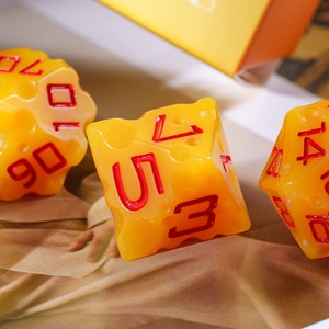 Udixi – Nouveau jeu de dés polyédriques en résine jaune avec logo personnalisé pour RPG, Dungeons & <span class=keywords><strong>Dragons</strong></span> (D&D) - Product Image 2