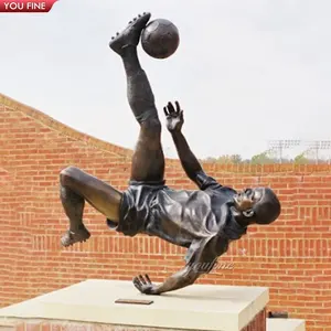 Statua della scultura del giocatore di Football in bronzo a grandezza naturale dell'atleta dello stadio all'aperto