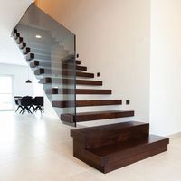 Escalier en volière préfabriqué en acier et bois avec garde-corps en verre, escalier intérieur contemporain en bois