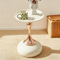 Table basse et table de chevet modernes en fer forgé couleur crème avec rangement pour petits appartements