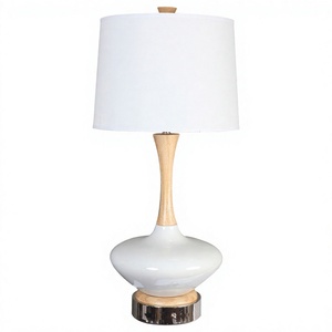 Lámpara de Mesa con Base de Cerámica Blanca y Pantalla de Tela Blanca para Dormitorio de Hotel, Sala de Lectura Retro o Uso Doméstico - Product Image 1